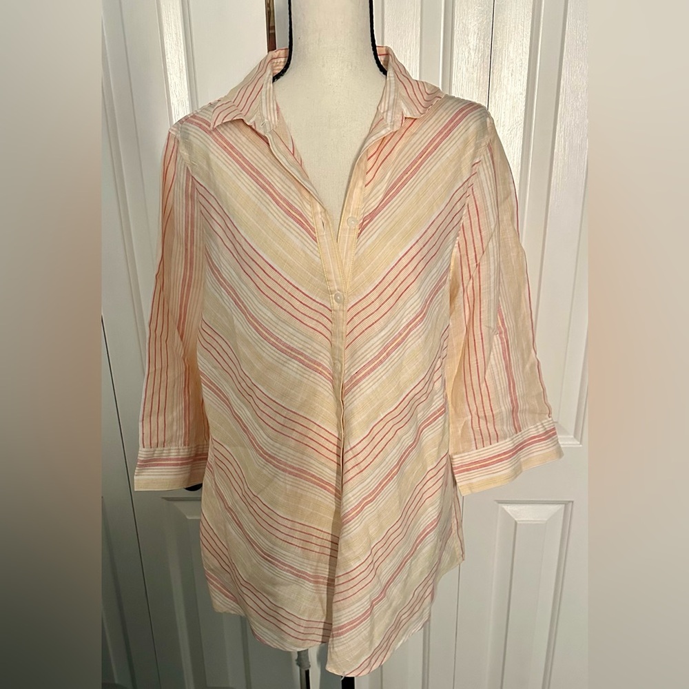 DESIGNED BY CHICO’S!!! Wonderful Condition Iron Free Lightweight Button Down Top